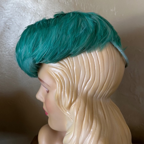 DAZZLING 1940s\' AQUA FEATHER TILT HAT WITH \